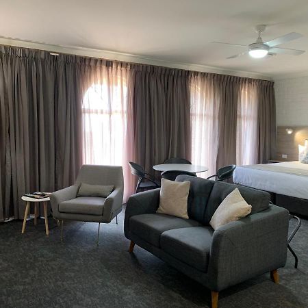 Hamilton Henry Parkes Motor Inn Экстерьер фото
