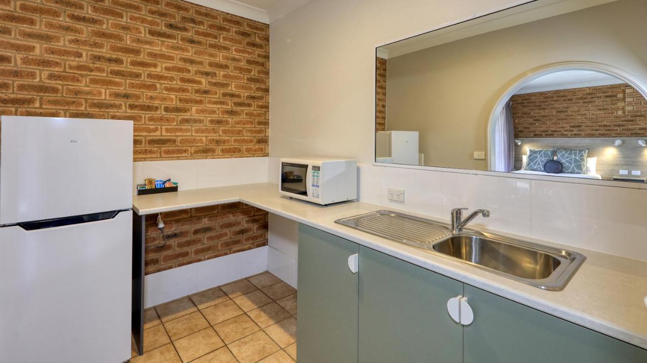 Hamilton Henry Parkes Motor Inn Экстерьер фото