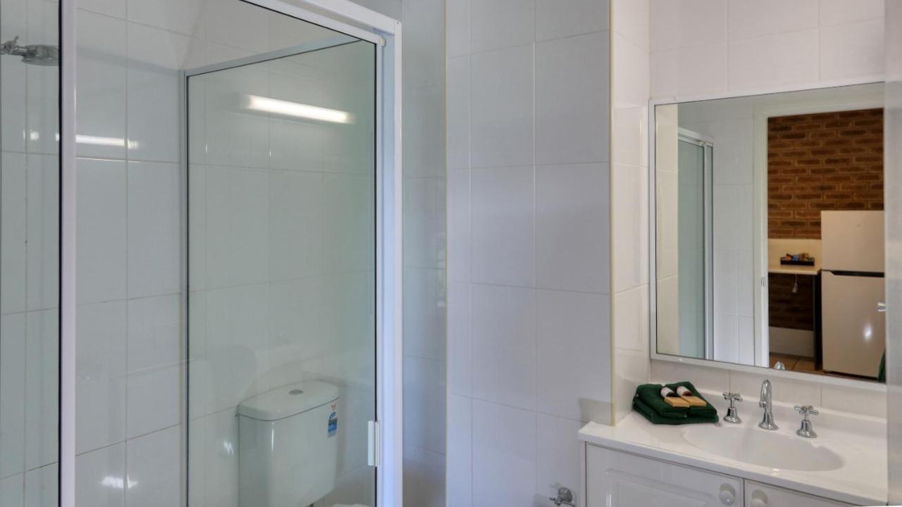 Hamilton Henry Parkes Motor Inn Экстерьер фото