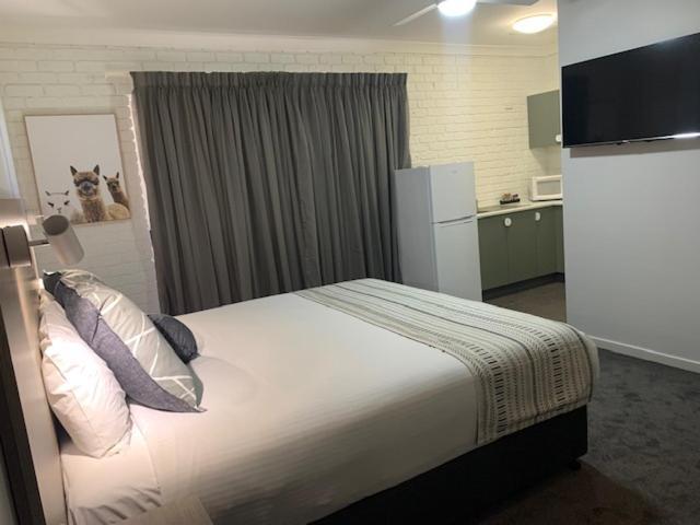 Hamilton Henry Parkes Motor Inn Экстерьер фото