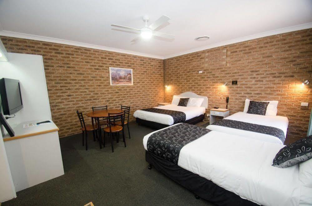 Hamilton Henry Parkes Motor Inn Экстерьер фото