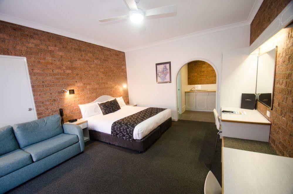 Hamilton Henry Parkes Motor Inn Экстерьер фото
