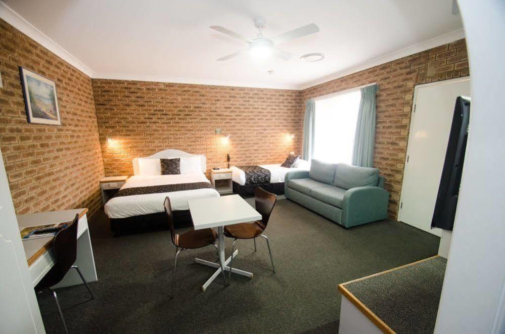 Hamilton Henry Parkes Motor Inn Экстерьер фото